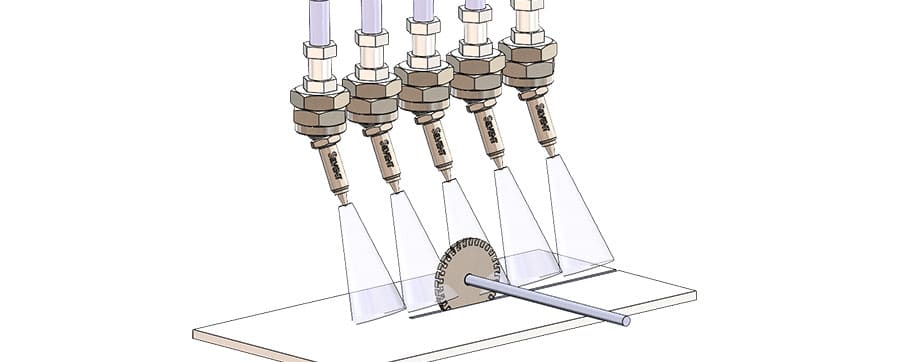 金属の切断時に冷却するために SILVENT 011 エアノズルを5個でブロー