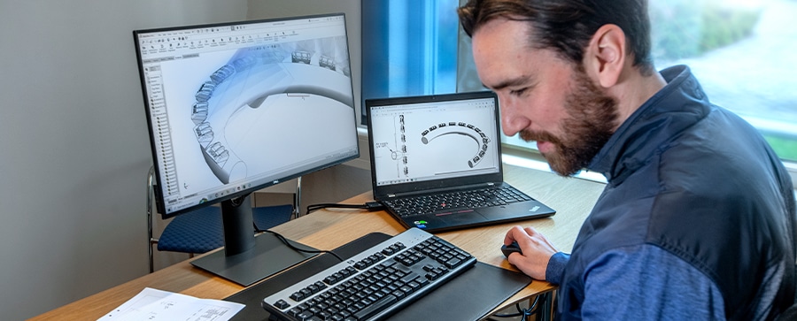 エアナイフの CAD 図面を作成する Silvent のエンジニア